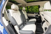 2列目はキャプテンシート仕様(2人乗り)にも仕立てられる。フワフワのヘッドレストは前席にはない装備だ。