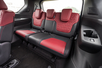 定員の3人は難しそうだが、3列目シートも大人2人がきちんと座れるだけの広さがある。シートサイズは日本のミニバン並みだ。