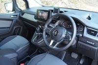 液晶メーターパネルや浮き出たように配置される大型のセンタースクリーンなどによってモダンに進化した新型「カングー」のインストゥルメントパネル。初見でも迷わず操作できるデザインや機能がうれしい。