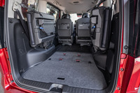 3列目シートの格納は、側方への跳ね上げ式。やや手作業が多いものの、慣れれば1分もかからずアレンジできる。