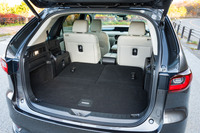 3列目シート格納時の荷室容量は687リッター。シートの背面は完全にフラットになる。