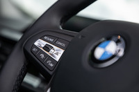 ストップ&ゴー機能付きACCは、「コンフォートパッケージ」に含まれるオプション。ステアリングコラム左側に操作スイッチが配置されている。