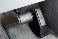 アクセルとブレーキのペダルにもエンブレムが刻まれる。試乗する立場としては踏みつけるのが少しためらわれるところ。