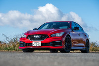 「スカイライン NISMO」(写真)の価格は788万0400円。「フェアレディZ NISMO」よりも130万円以上安い設定だが、「スカイライン400R」に対しては約200万円高い。そもそも手に入れるチャンスがないが……。