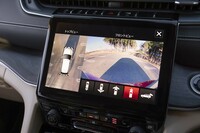 サラウンドビューカメラは全車に標準装備。高精細かつ自車の周囲が広く映るため、巨大なボディーでも駐車時の心配は不要。