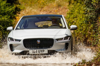 今回の試乗では、フロアレベルよりも水深のある水場を渡る場面も。「Iペース」はそれらを難なくこなしてみせた。