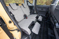 フラップを引き出してオットマンのようにも使える。