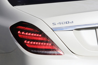 「S400d」にはFR車と4WD車が用意されるほか、ボディーの全長およびホイールベースを13cm延長して後席の居住性を高めた「ロング」が設定されている。