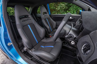 ヘッドレスト下部に「TRIBUTO 131 RALLY」のロゴと車体をモチーフとしたデザインが入るサベルト製のスポーツシートが専用アイテムとして装備される。