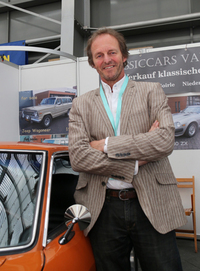 「ダットサンZ」に強いヒストリックカー専門ショップを営む、オランダ人のショシュ・ファン・ド・ワオさん。