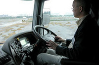 アクトロスのセリングポイントのひとつが、高い快適性を謳う車内。運転席は衝撃を吸収するエアサスを備え、助手席の座面を跳ね上げればウォークスルーも可能。室内高1920mm、頭の上にはとにかく広大なスペースが広がり、立った移動もまったく問題ない。