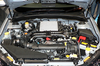 「S-GT」に搭載される、2リッターターボエンジン「EJ20」。ボンネットの開閉ヒンジは、全車ダンパー付きになった。