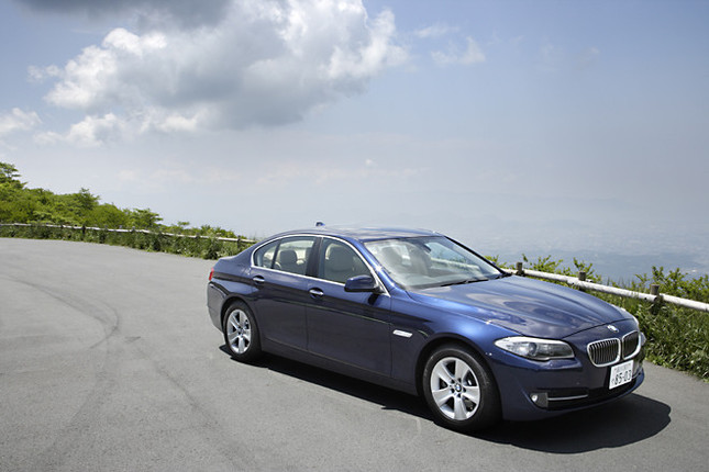 【スペック】全長×全幅×全高=4910×1860×1475mm/ホイールベース=2970mm/車重=1770kg/駆動方式=FR/3リッター直6DOHC24バルブ(258ps/6600rpm、31.6kgm/2600-3000rpm)/価格=715.0万円(テスト車=745.6万円/ディープシーブルー=8.5万円/電動ガラスサンルーフ=17.0万円/USBオーディオ・インターフェース=5.1万円)
