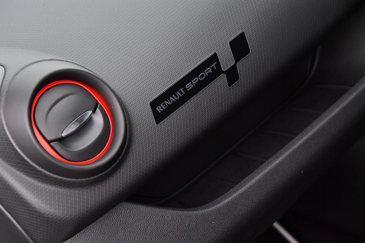 ダッシュボードの助手席側に「RENAULT SPORT」のロゴが入る。