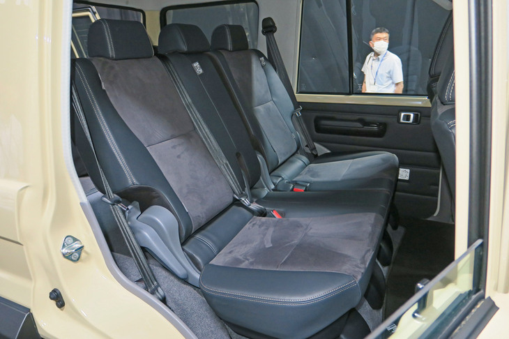 トヨタ・ランドクルーザー“70”(リアシート)