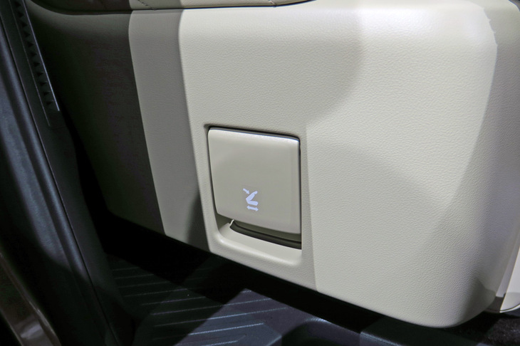 トヨタ・アルファード エグゼクティブラウンジ(2列目シートのスライド/リクライニングレバー)