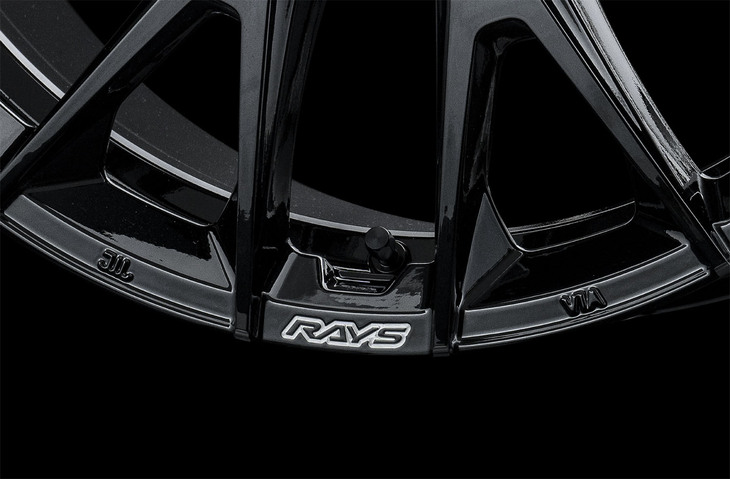 スポークの先端は、ホイールのリムと重なるところでスクエア状になっている。こうした工夫により、「2×9R」は大型化した近年の車両にもマッチする重厚感を醸し出す。