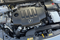 「CLA200dシューティングブレーク」に搭載されるパワートレインは2リッター直4ディーゼルターボエンジン「OM654q」で、最高出力150PS、最大トルク320N・mを発生。8段のデュアルクラッチ式ATが組み合わされる。