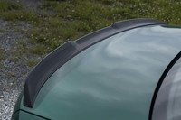 トランクリッドにはCFRP製のスポイラーがそびえ立つ。中央にはルーフのスリットから流れた空気を受けるくぼみが設けられている。