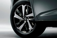 ダークメタリック塗装+切削光輝のアルミホイール。オプションとして、ブロンズカラード切削光輝のものも用意される。