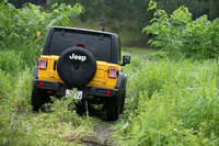 短い全長や最小回転半径の小ささに起因する、取り回しのしやすさこそ3ドアモデルの魅力。オフロードでの自由度の高さは圧巻だ。