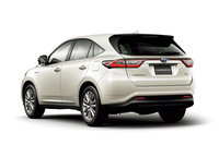 エクステリアは、フロントバンパーやリアコンビランプなどのデザインが変更された。