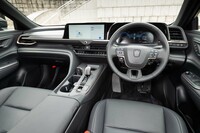 ダッシュ中央には12.3インチのディスプレイオーディオを装備。エアコンのタッチパネルはこれに統合されず、メカニカルなスイッチとして残されているのが「クラウン」らしさだろうか。