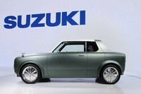 ドアは変則型の4枚。一見、2ドアクーペのように見える。