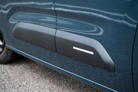 以前のエアバンプのモチーフがなくなり、全体にすっきりとした印象に。サイドプロテクターは3つあったふくらみがなくなり、白いラインのアクセントが入るだけになった。