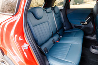 後席は全長4mちょっとの小型車としてはかなりルーミーだ。足元が広いだけでなくシートサイズにもゆとりがある。