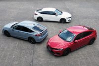 新型「シビック」のグレードは319万円の「LX」(グレー)と353万9800円の「EX」(レッド・ホワイト)の2種類。ともに同価格で6段MT仕様とCVT仕様が用意される。
