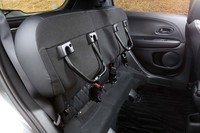 後席の座面を跳ね上げると、高さのあるラゲッジスペースとして使うことができる。