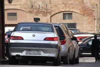 「アルファ・ロメオ146ツインスパーク」。シエナ旧市街で撮影。