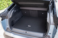 後席を使用した際の荷室容量は520リッター。後席の背もたれを前方に倒すと、最大で1480リッターにまで容量を拡大できる。ハンズフリー電動テールゲートは「GT」以上のグレードに標準で採用される。
