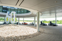 マクラーレンのMTCで。同施設には「60」(周年)のモニュメントが飾られている。