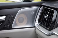 試乗車にはオプションとなる110W/15スピーカーというBowers&Wilkinsプレミアムサウンドオーディオシステムが搭載されていた。スマホに入っている音楽を、メリハリのある高音質で楽しめた。