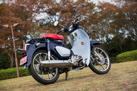 1958年(昭和33年)に発売された“初代スーパーカブ”たる「スーパーカブC100」を思わせるデザイン。赤いシートをはじめとするカラーコーディネートも同車を模したものとなっている。