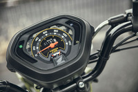 遊び心のあるデザインが採用された「クロスカブ110」。メーターパネルはカモフラージュ柄でドレスアップされている。