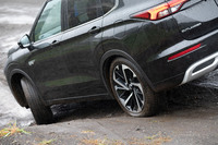 オンロードではソフトな乗り心地と、おおらかに車体をロール/ピッチさせる特性が印象的な「アウトランダー」のサスペンションだが、オフロードでは着実に地面をつかむ“しっかり感”を披露。悪条件のもとでも安心してクルマを走らせることができた。