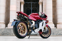 MVアグスタが500台限定の特別モデル「スーパーベローチェ1000セリエオロ」を発表の画像