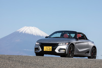 軽規格のミドシップスポーツカー「S660」をベースとした「S660モデューロX」。「真のスポーツドライビングの喜び」というコンセプトのもとに開発され、2018年7月に発売された。