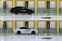 「アイスガード8」(写真上)と「アイスガード7」(写真下)を装着した「カローラ」による氷盤直線コースでの制動テスト風景。30km/hからのフル制動では0.8m程度の差が確認できた。