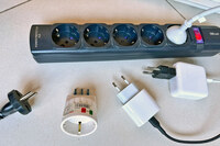 参考までに、イタリアのわが家にあるテーブルタップ。日本仕様はもちろんだが、欧州規格でもダイレクトに差せず、変換プラグが必要な機器がある。