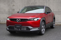 ぽやんとした顔つきがかえって印象的な、マツダのクロスオーバー「MX-30」。現在のパワーユニットはマイルドハイブリッド一択だが、今後はEVやプラグインハイブリッドも登場する見込みだ。