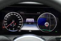 12.3インチの巨大な液晶メーターパネル。「スポーティー」「クラシック」「プログレッシブ」の3種類の表示モードが用意されており、写真の通り、エンジン回転計に代えてナビ画面を表示することもできる。