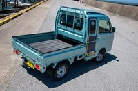 14年ぶりのモデルチェンジにより、2013年8月にデビューした11代目「スズキ・キャリイ」。発売当時のCMキャラクターには、タレントのはるな愛さんと、俳優の故菅原文太さんが起用されていた。