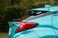 複雑な面と線で構成されるリアまわり。写真のボディーカラーは、トヨタの新開発色「ラディアントグリーンメタリック」。