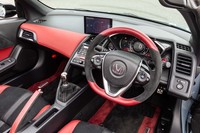 「S660モデューロX バージョンZ」のインテリアカラーは、ボルドーレッド×ブラックのコンビのみとなる。