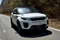 テスト車にはエクステリアを引き締める「グラファイトデザインパック」も装着されていた。ヘッドランプとフォグランプがブラックで縁取りされるほか、ボディー前後の「RANGE ROVER」ロゴがブラックに変更される。