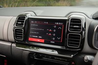 ダッシュボードの中央には「Apple CarPlay」と「Android Auto」に対応した8インチのタッチスクリーンが備わる。